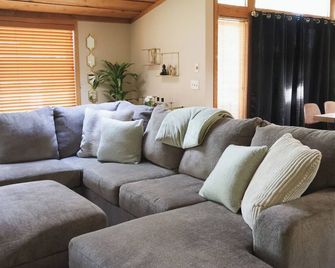 Superhome Riverbottoms Home in Bismarck - Bismarck - Living room