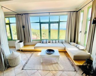 Seaview and Olives Villa Joyanna with pool - 3 minutes of the beach by car! - 스쿠타리 - 거실