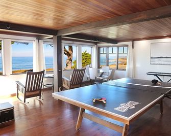 Ocean Front Beach Home on Moonstone, Multiple decks, game room and views! - Cambria - Servicio de la propiedad