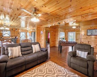 Log Cabin, View, Private 5 Acres, Hot Tub, Firepit, Family Retreat, 4br 3ba, Sleeps 12 - Kodak