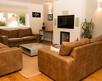 Thorndale - Luxury Coastal Home - Hot Tub , Cinema & Games Room - Westward Ho - Living room