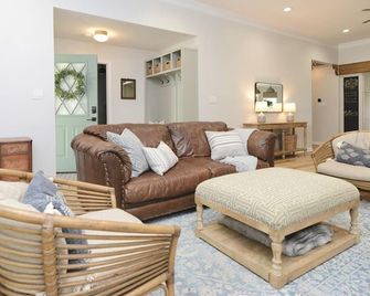 The Cottage in Grovetown - 4 Bedroom Southern Retreat - Grovetown - Living room