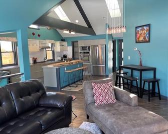 Waterfront House. Minutes to Legacy Center; 25 minutes to the Big House! - Brighton - Obývací pokoj