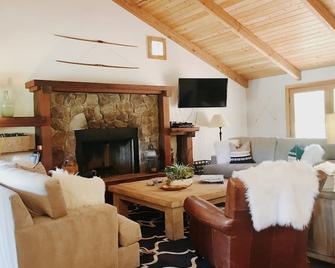 Peaceful 4 Bedroom 6 Acre Ranch House With Mountain Views In Beautiful Ojai - Ojai - Living room