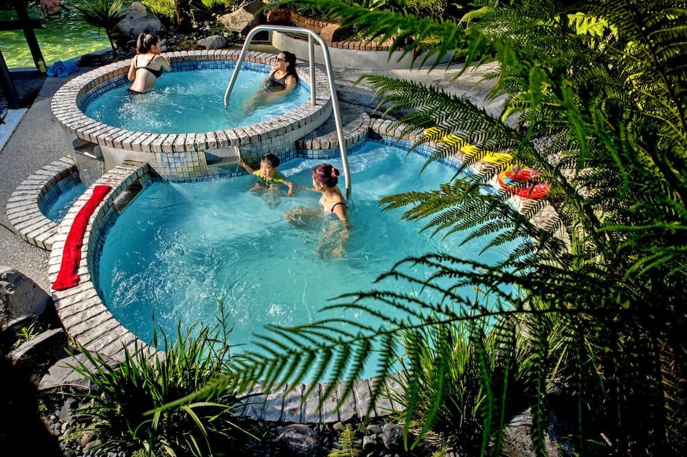 منتجع Taupo Debretts Spa - تاوبو - حوض السباحة