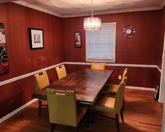 Theater, heated pool and hot tub near HPU and Furniture Market - Jamestown - Comedor