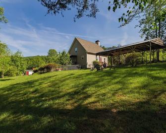 Foxwood Retreat, just minutes from Harrah's Casino in downtown Cherokee - Cherokee - Building