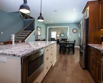 5-bedroom vacation home just 9 minutes to Geneva Lake - Fontana-On-Geneva Lake - Kitchen