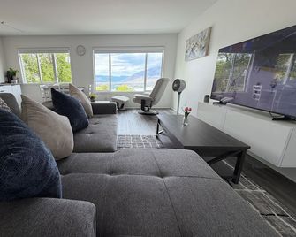 Home Near Tru And Hospital With Scenic City Views - Kamloops - Living room