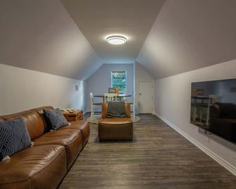 3 Bedroom House 5 Min Walk to Square - Granbury - Sala de estar