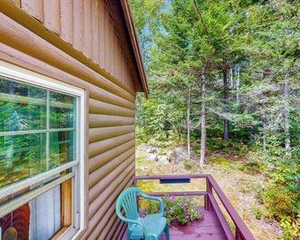 Water Views & Deck! Peaceful Northport Escape - Northport - Balcón