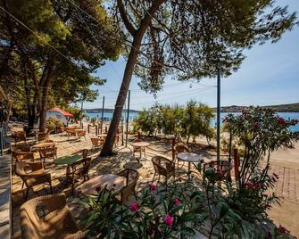 Hotel Medena - Seget Donji - Patio