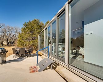8 Mi to Lake Access: Futuristic Capsule Hideaway! - Valley View - Balcón