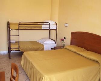 Hotel Ristorante Montuori - Pimonte - Schlafzimmer