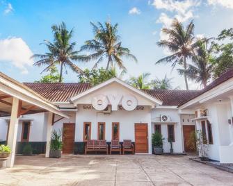 OYO 801 Hansa Homestay - Pacitan - Edificio