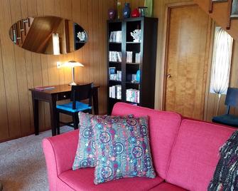 Remodeled Family Friendly Beach House with Vaulted Ceilings - Lincoln Beach - Sala de estar