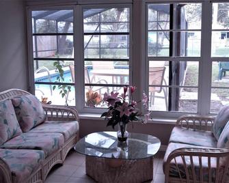 2 Beds 2 Baths Home With Swim Pool 2 Miles To Gulf Beaches - Venice - Living room