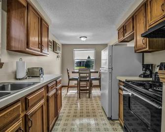 Cozy 1 bedroom apartment with free parking - North Tonawanda - Kitchen
