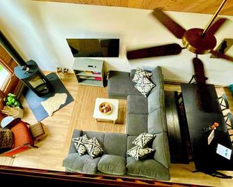 Cozy 4 season cottage with lake view and hot tub and access to private beach. - Gimli - Sala de estar
