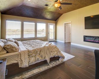 8 Mi to Kemah Boardwalk: Texas Gulf Home w/ Patio - Dickinson - Bedroom