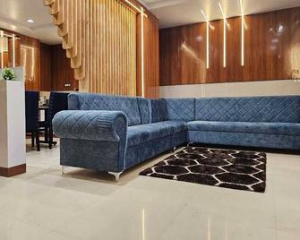 Hotel Sky International - Shamshabad - Living room
