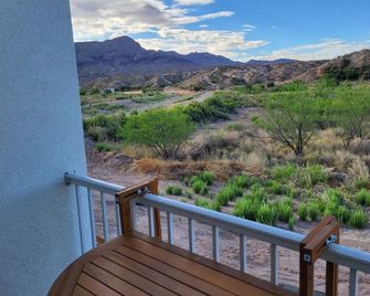 Summer Bloom Unit 8 - Truth or Consequences - Balkon