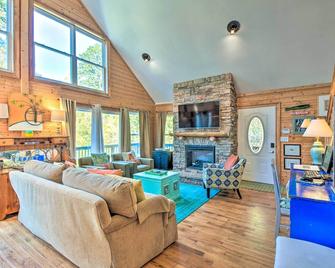 Toccoa Home on Tugaloo River at Lake Hartwell - Toccoa - Living room