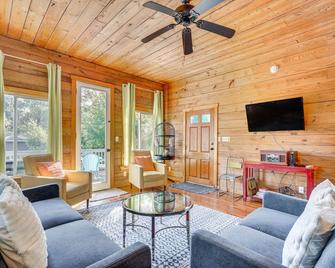 The Bird House Lush Bungalow, Steps from Ocean! - Folly Beach - Sala de estar