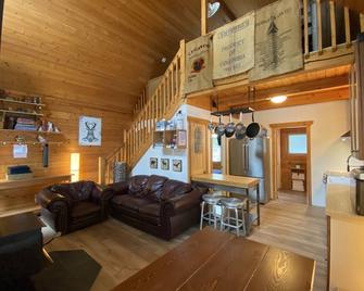 Quiet & Cozy Log Cabin near Revelstoke & Sicamous - Taft - Living room