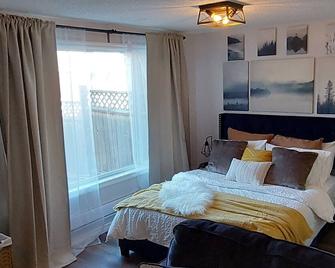 Cozy basement suite near the mountains - Cochrane - Habitación