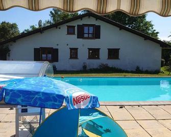 Villa with swimming pools. - Mios