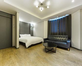 Jeongju Ochang Hotel Bom - Cheongwon - Bedroom