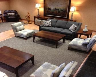 Town & Country Inn and Suites - Quincy - Living room