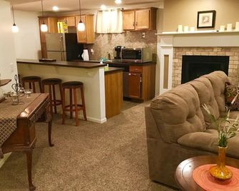Comfortable Apartment in Northwest Omaha - Omaha - Kitchen