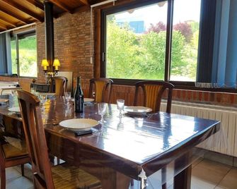 Gîte confortable à Néronde pour 6 personnes avec Wifi et jardin - Roanne - Restaurant