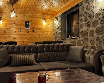 Kale kaya otel - Çamlihemşin - Living room