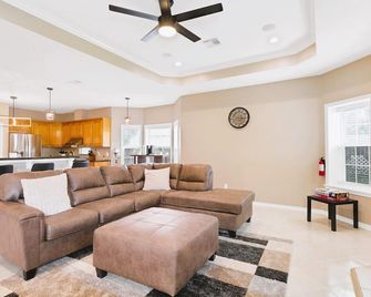 Luxury Home with Gourmet Kitchen - 3 Miles to A&M, Sleeps 14 - College Station - Living room