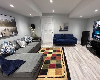 Whitby Hideout - 3br, 5bd, 3wr, Pool Table, Sauna - Whitby - Living room