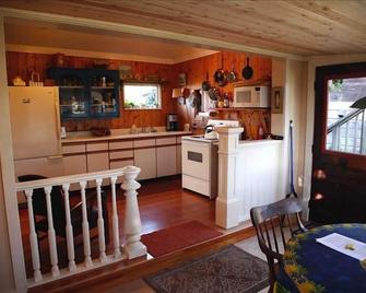 Unique Vintage 1880’S “Garden Cottage” in Mendocino Village - Mendocino - Dining room