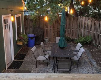 Lovely garden cottage, short walk to town and steps to canal path. - Lambertville - Patio