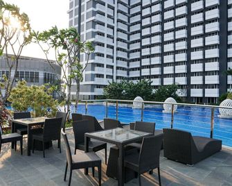 Minimalist Studio at West Vista Apartment By Travelio - Jakarta - Pool