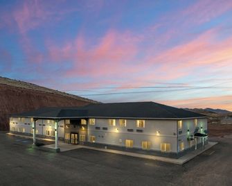 Quality Inn and Suites Salina National Forest Area - Salina - Building