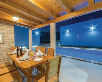 Two-Bedroom Apartment In Veli Rat - Veli Rat - Sala de jantar