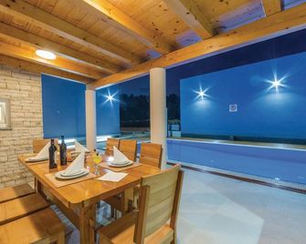 Two-Bedroom Apartment In Veli Rat - Veli Rat - חדר אוכל