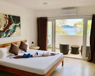 Sunset Cove Beach & Dive Resort - Romblon - Bedroom