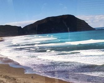 Iconic Wainui Beach a 100m stroll. Relax in Tropical type surroundings. - Gisborne - Playa