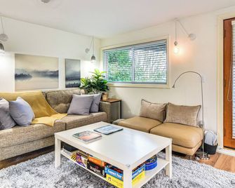 3 Mi to Downtown Portland Lush Flat with Fire Pit - Portland