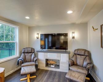 Riverfront Two Rivers Vacation Rental By Beaches - Two Rivers - Wohnzimmer