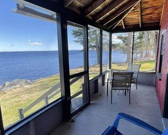 Trainor Camp Limit 4 2 Bedroom Cabin - Sebago - Balcony
