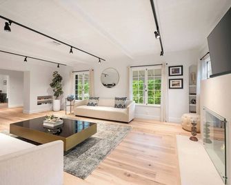 Chic 3BR Oasis in Studio City:Toluca Lake Adjacent - Los Angeles - Living room